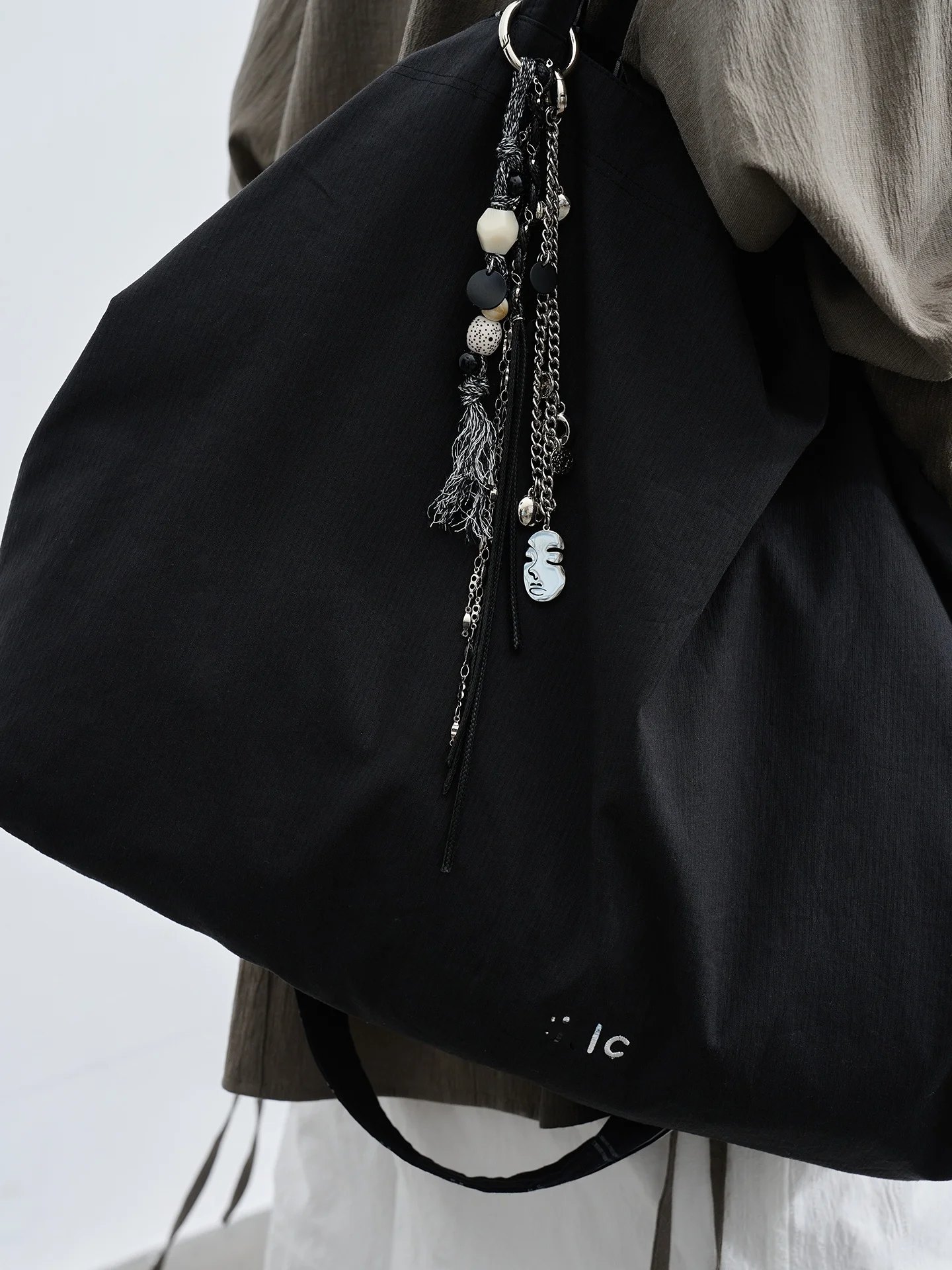 ハンドメイド 黒白編み込み素材のパース用チャーム：ユニセックス・多用途の実用性と価格帯を解説
