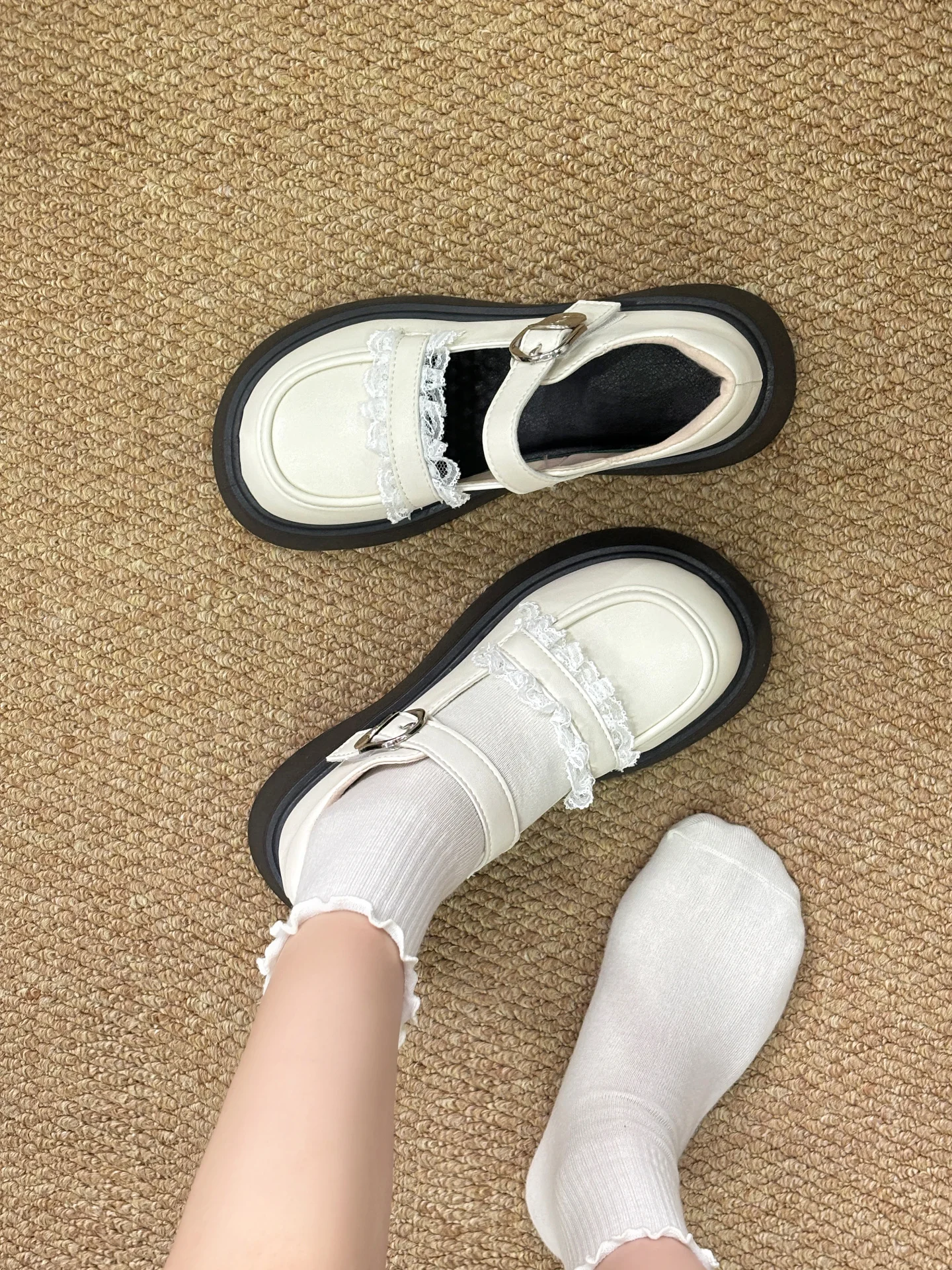 花のレース飾りが可愛いフラットシューズ：厚底・女性用・ラウンドトゥの実用性とシーン別適用