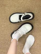 花のレース飾りが可愛いフラットシューズ【厚底・女性用・ラウンドトゥ】