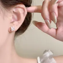 秋冬向けの小花デザインの耳釘【極上の柔らかさ・高級感・洗練された雰囲気】