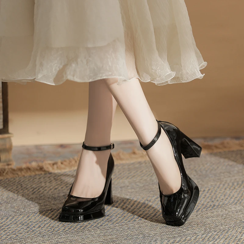 高ヒールパンプスを選ぶときに迷うのは、本当に足にやさしいのか？