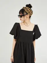 エレガントなフレンチスタイルのスクエアネックブラックパフスリーブワンピース