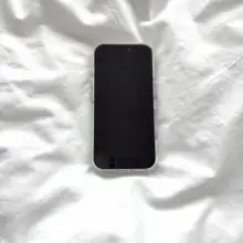青い髪の大きな目を持つ女の子のスマートフォンケース【iPhone対応・カジュアルデザイン・可愛い】