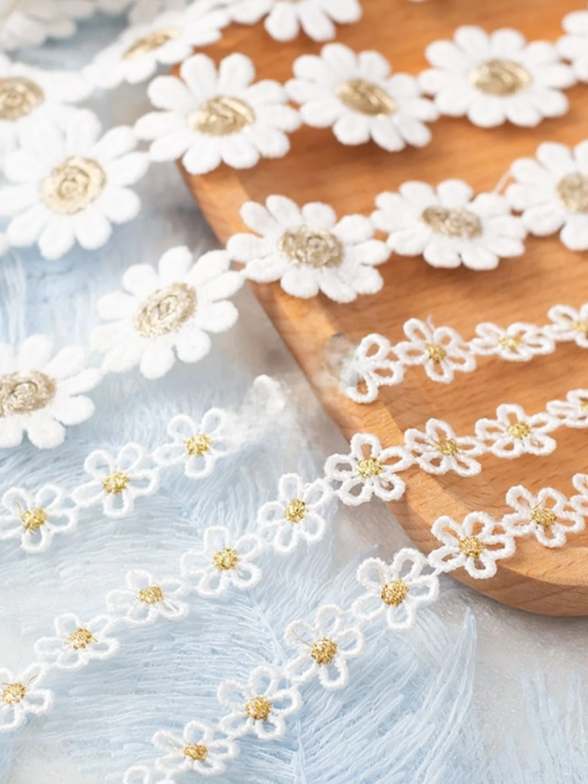 水溶刺繍レースエッジ：ゴールドとホワイトの小花柄で作る高品質ポリエステル製レース