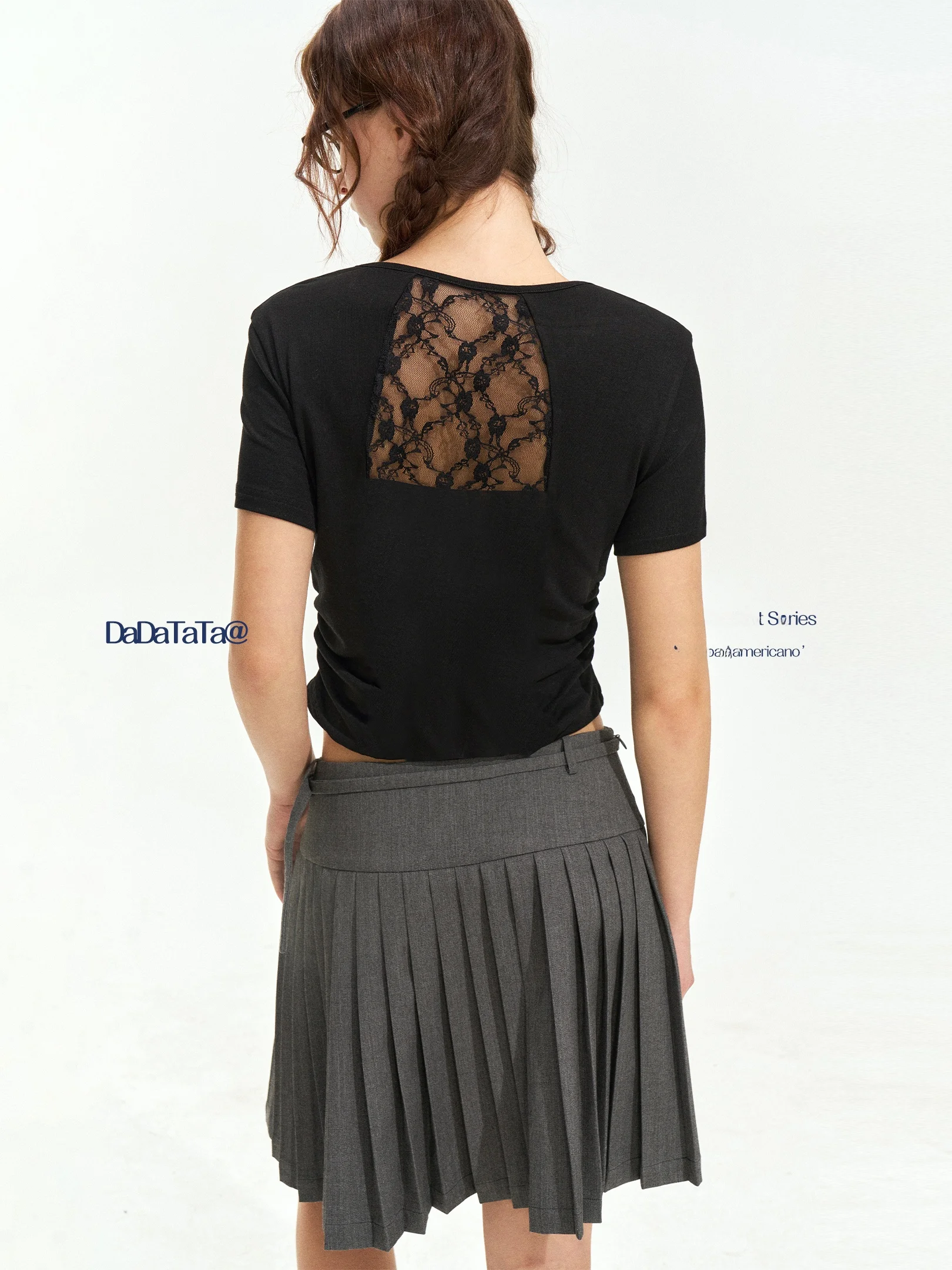 100サイズの女性にぴったりなTシャツは？デザイン背面レース入り半袖Tシャツが解決する理由