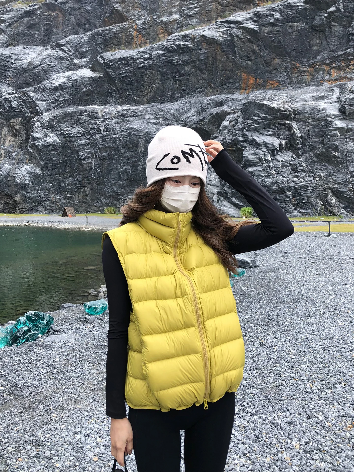 黄色の羽毛ベスト：最高気温15度・最低気温3度に最適な冬のアウター