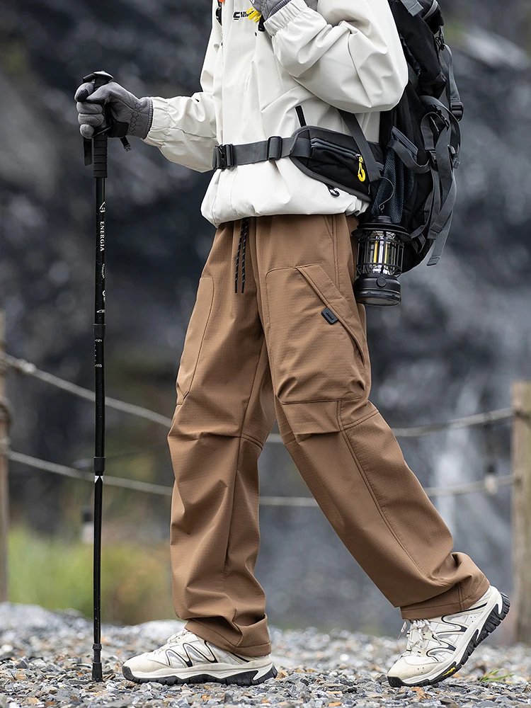 防水・防風の高機能アウトドア登山パンツ：キャンプギア おしゃれの実用性とデザインバランス