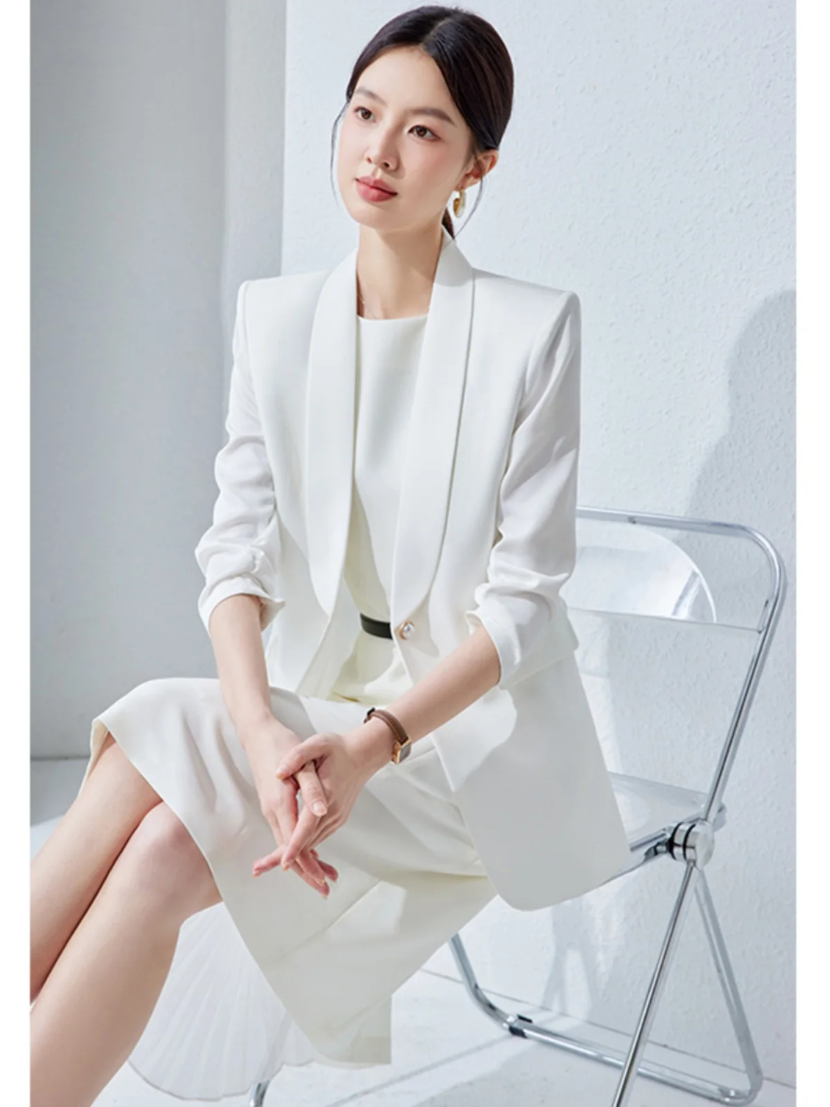 60代女性が選ぶグレースーツ フォーマルは？体のラインが出る服 職場に最適なアイテムとは？