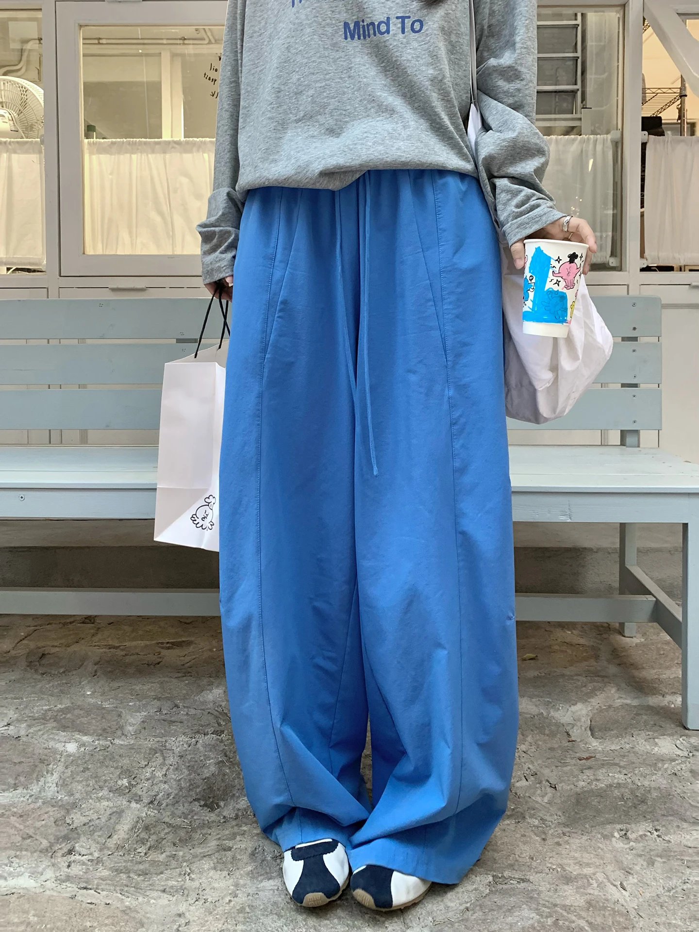夏にぴったりのワイドパンツ：ロング丈・ルーズフィット・低ウエストでゆったりコーデを実現