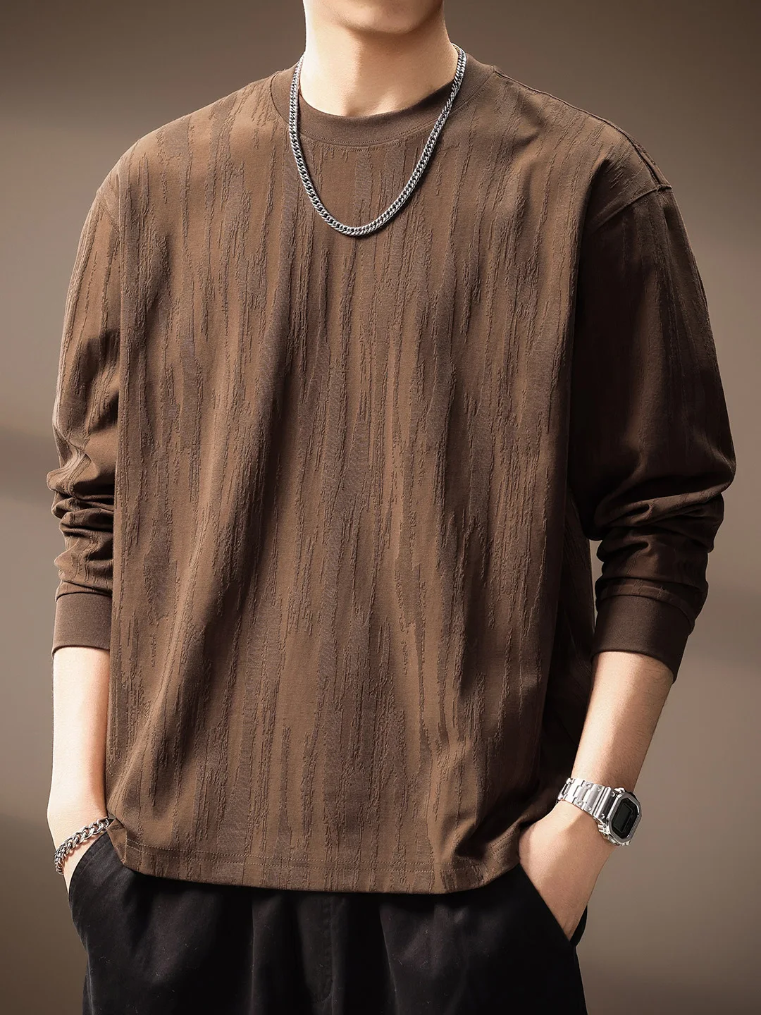 樹皮風テクスチャーの長袖Tシャツ：メンズロングTシャツとしての着こなしと機能性の実証