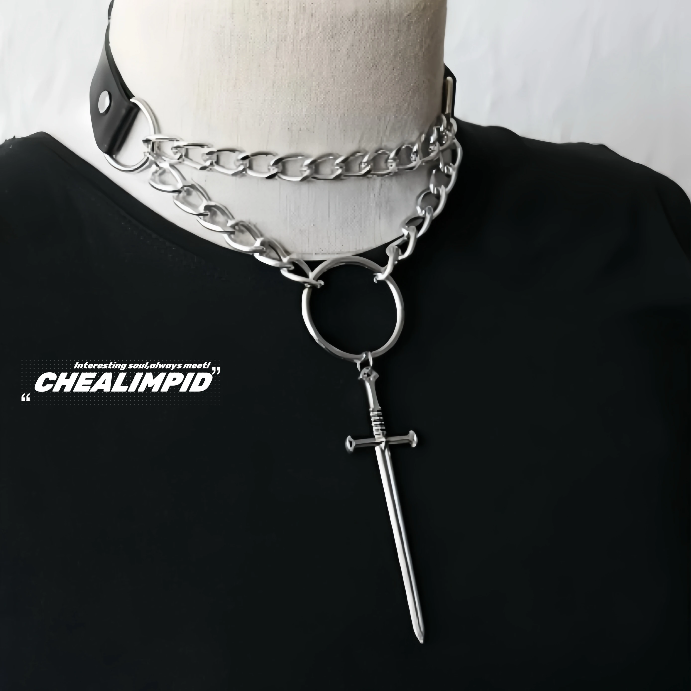 チカーノスタイルとは：オリジナルデザインのダブルレイヤークロスネックレースの特徴と実用性