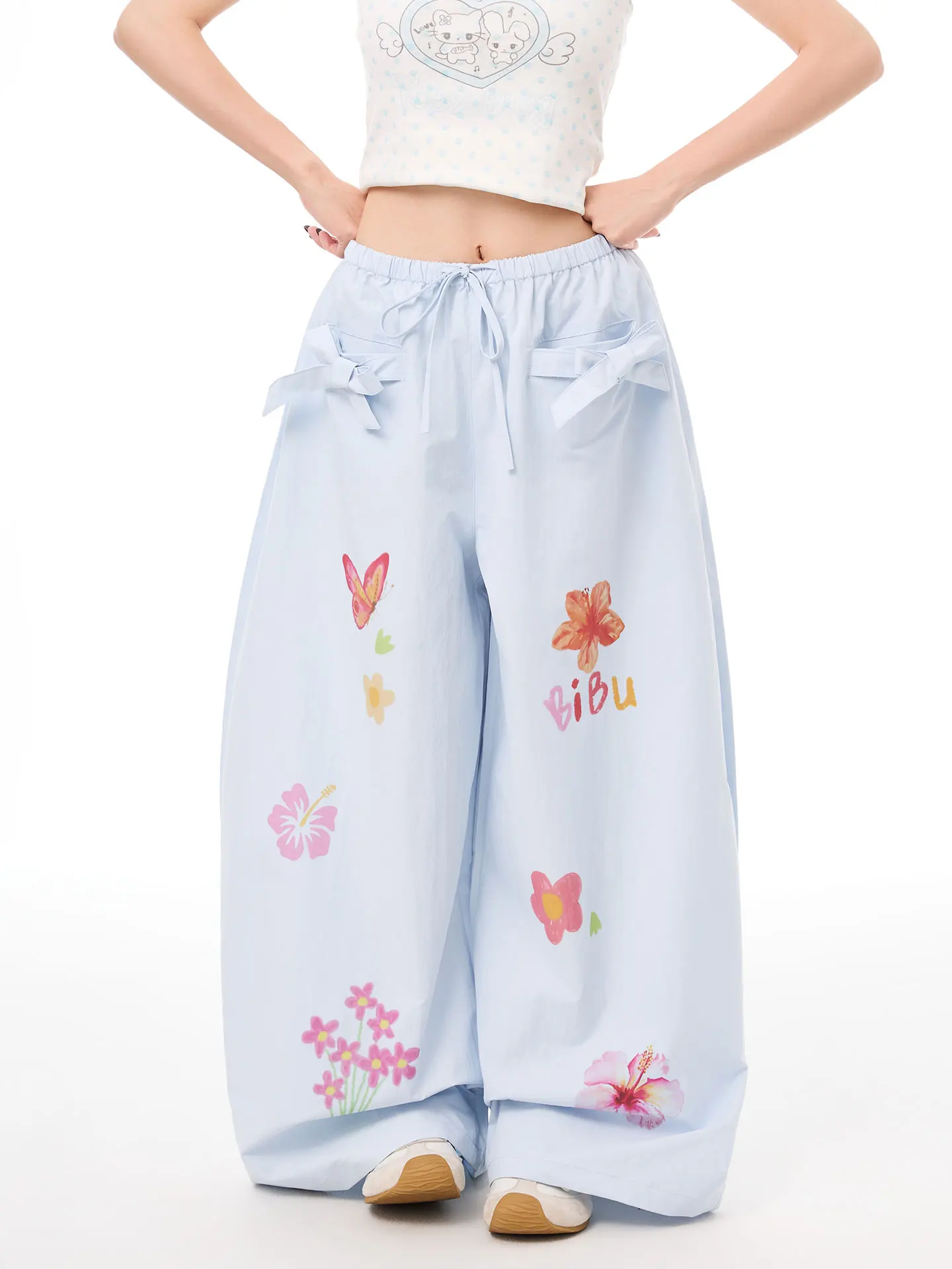 アングラ風 蝶柄プリントのワイドパンツ：おしゃれな女性らしいスタイルを実現するバックリボンストレートパンツ