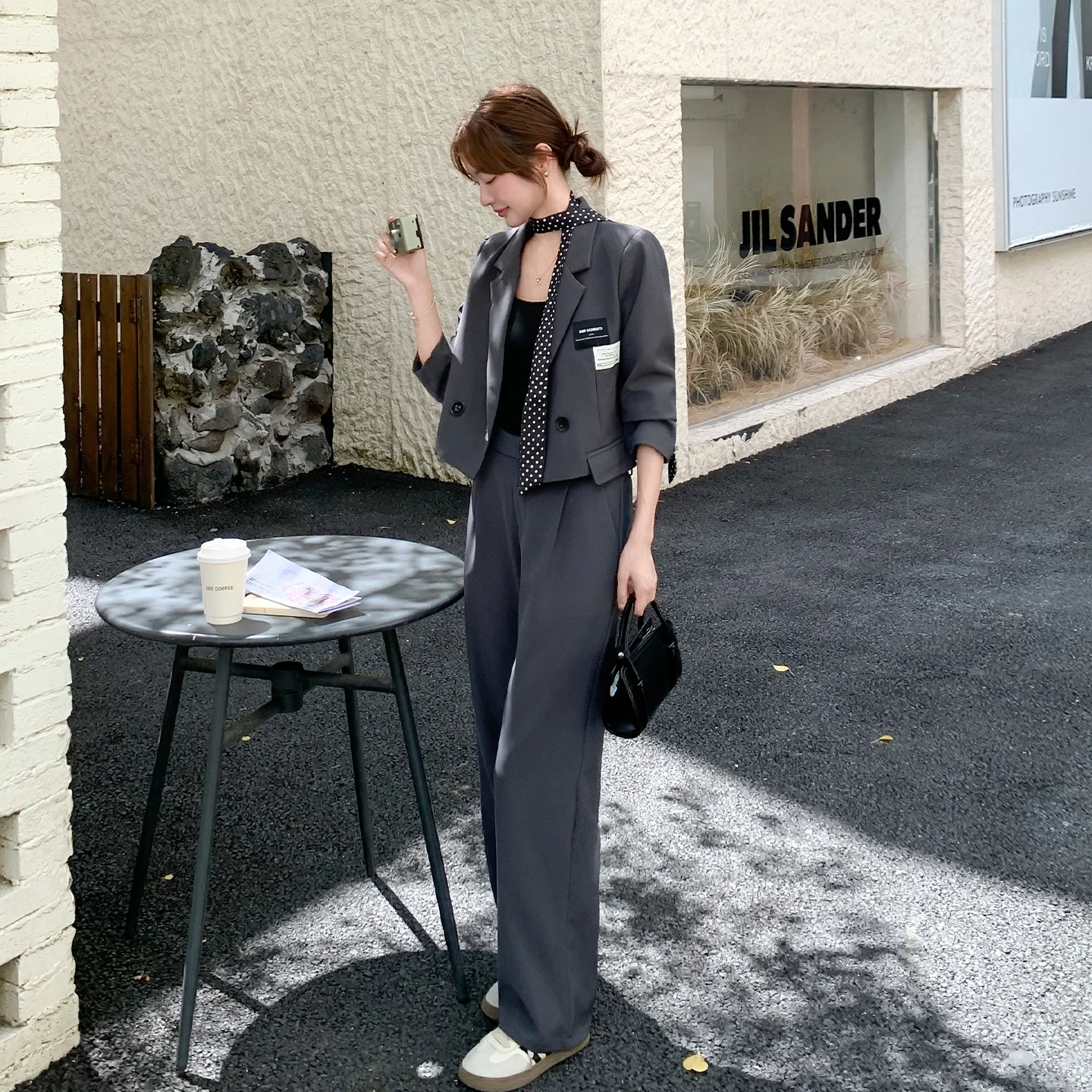 グレーのスーツは本当に万能？通勤からデートまで使えるコーデの選び方