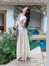 美しいデザインの刺繍デニムベストとTシャツ、レースのスカートのコーディネート（セットアップ対応）