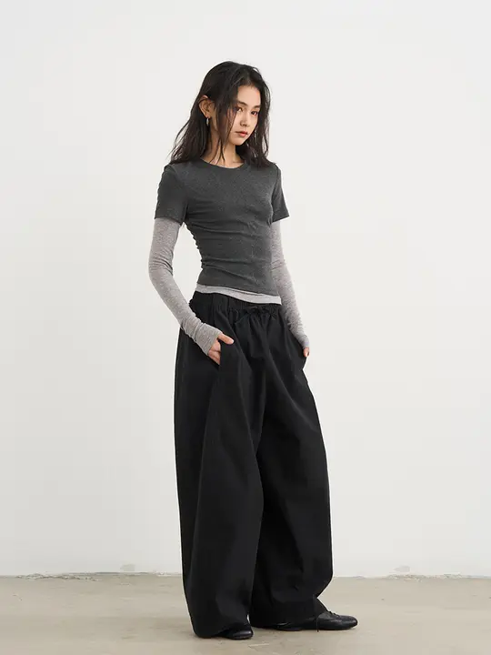 ブラックグレーのスタイリッシュな体型カバー女性用アンサンブル【重ね着対応・ロングスリーブ＆ショートスリーブ】（セットアップ対応）
