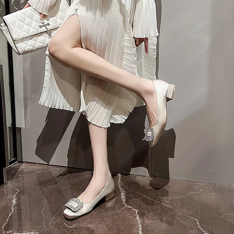 グレーのドレスに合う靴は、本当に悩む？その答えはここに