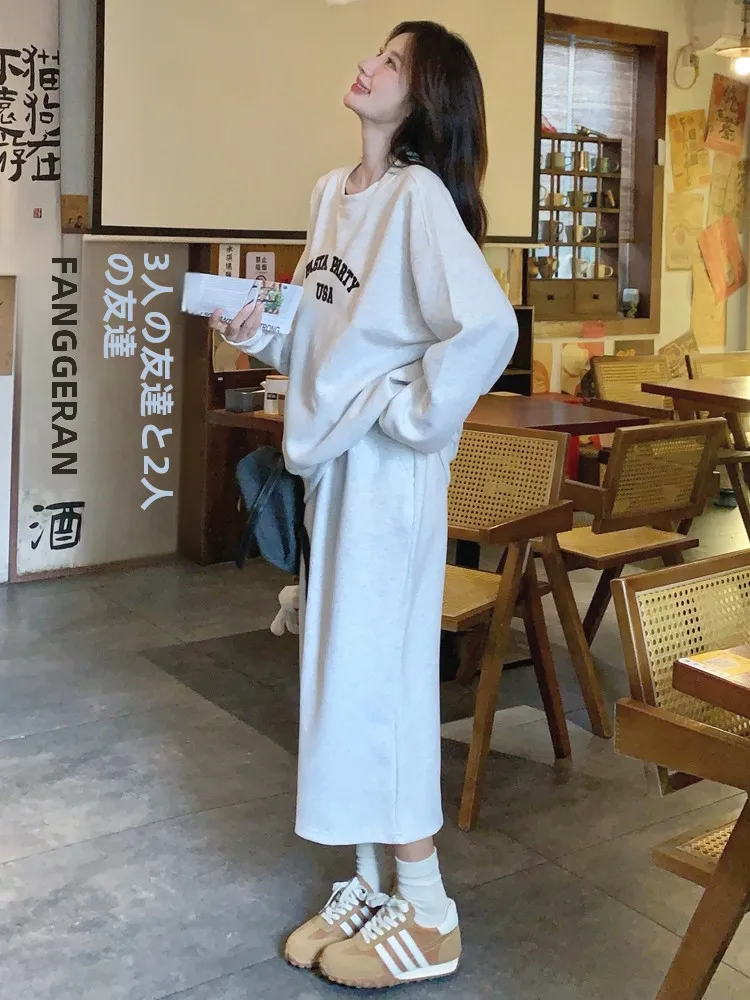 2026春コーデ10代が選ぶ、パーカーとスカートのシンプルでオシャレなスタイルは？