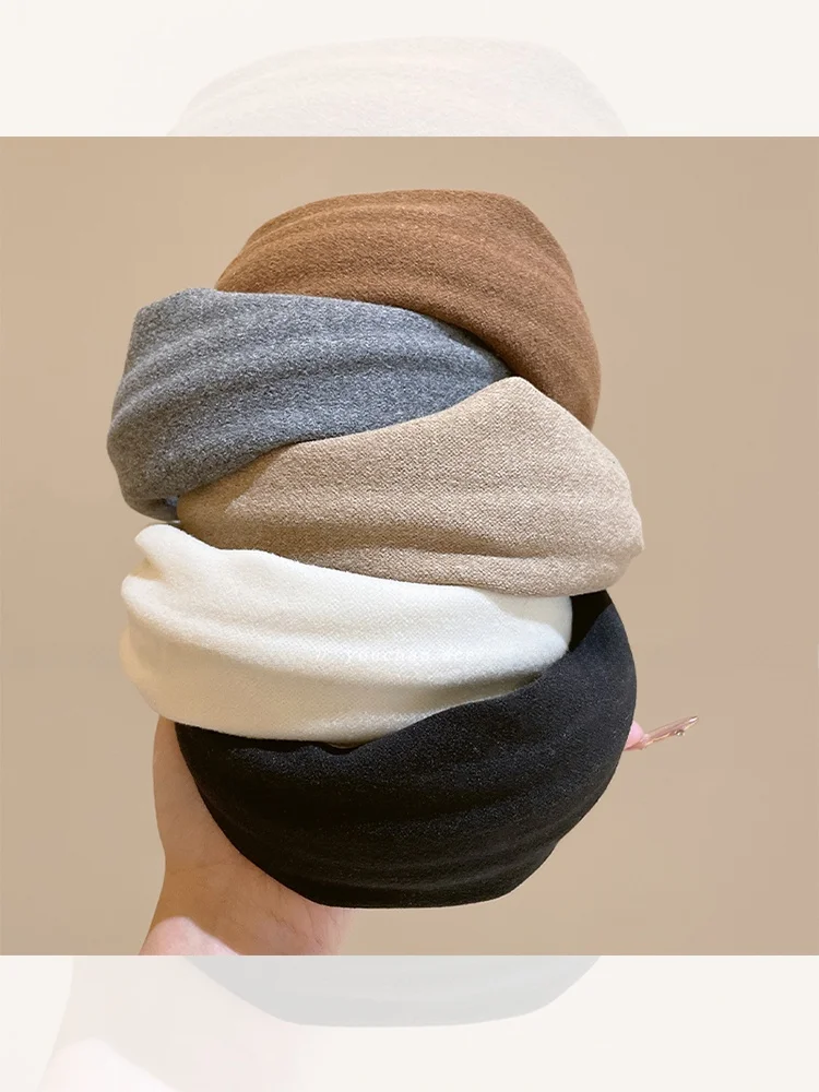 サングラスをかけると似合う髪型は？ヘアバンドで顔の印象を一気に引き立てるコツ