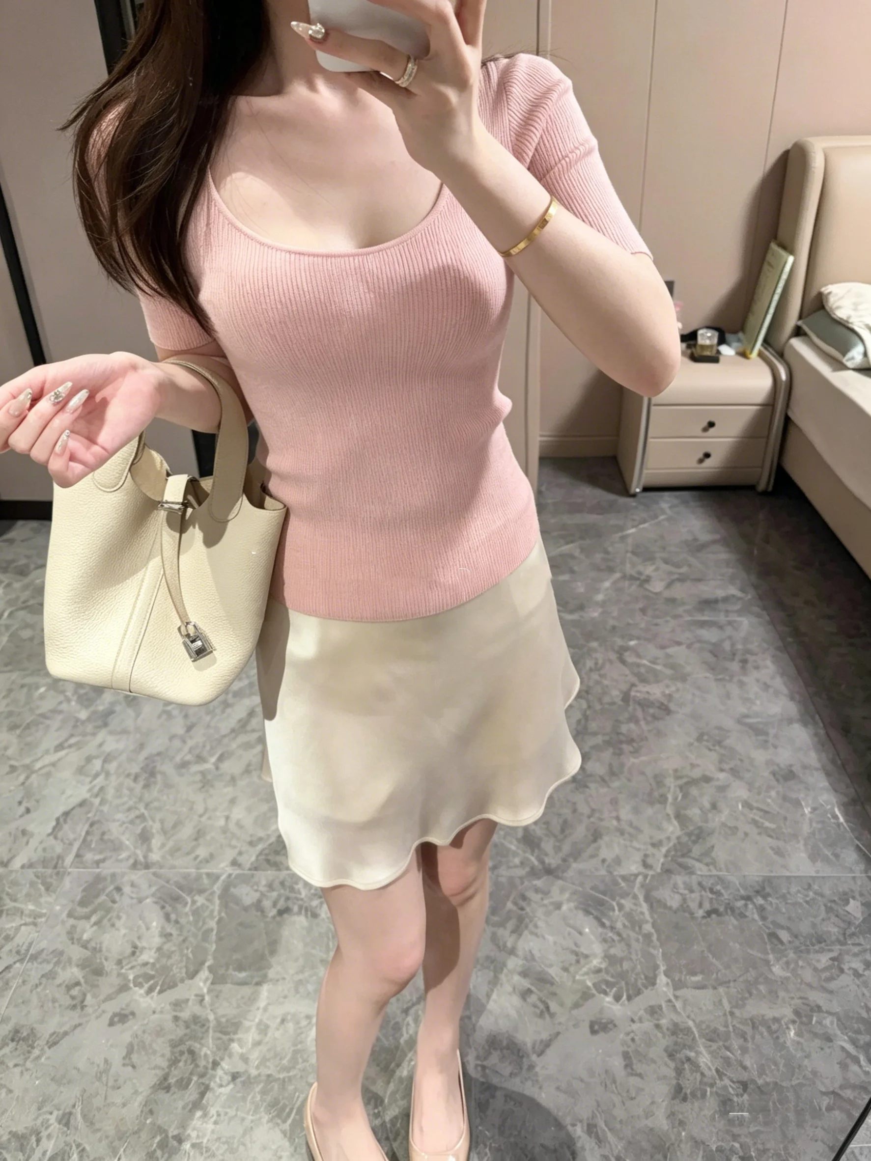 30代の女子会コーデで悩むなら、この優しいピンクのニットトップスが救う！