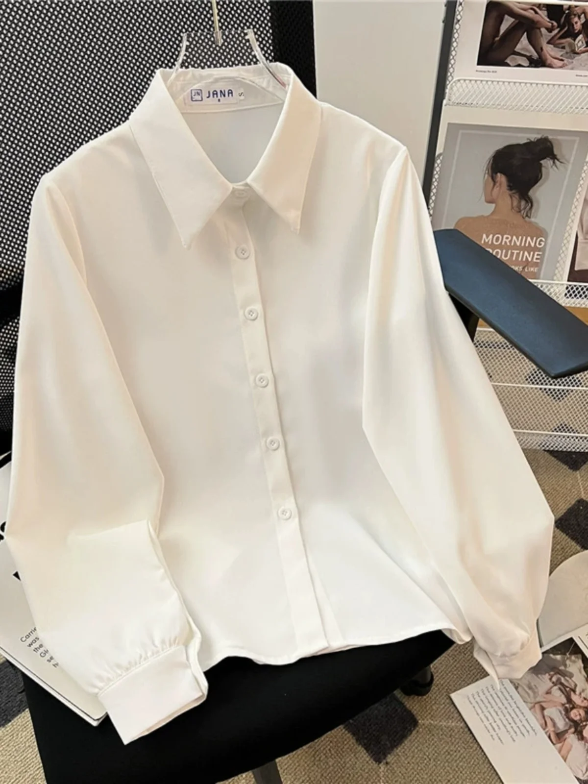 大人可愛い服 40代コーデの完全ガイド｜隠しボタンシャツで自然な可愛さを実現