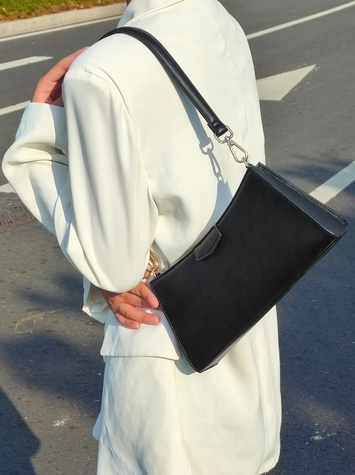 どんな服にも合うショルダーバッグはどこにいるの？シンプルでスタイリッシュなRANUのブラックショルダーバッグが解決する