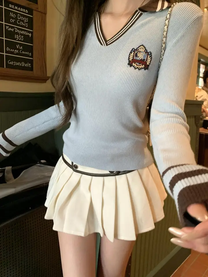 学院風バイカラーリブニットトップス【短丈・女性用】とウエストが低いウール調プリーツスカート【フルレングス】（セットアップ対応）