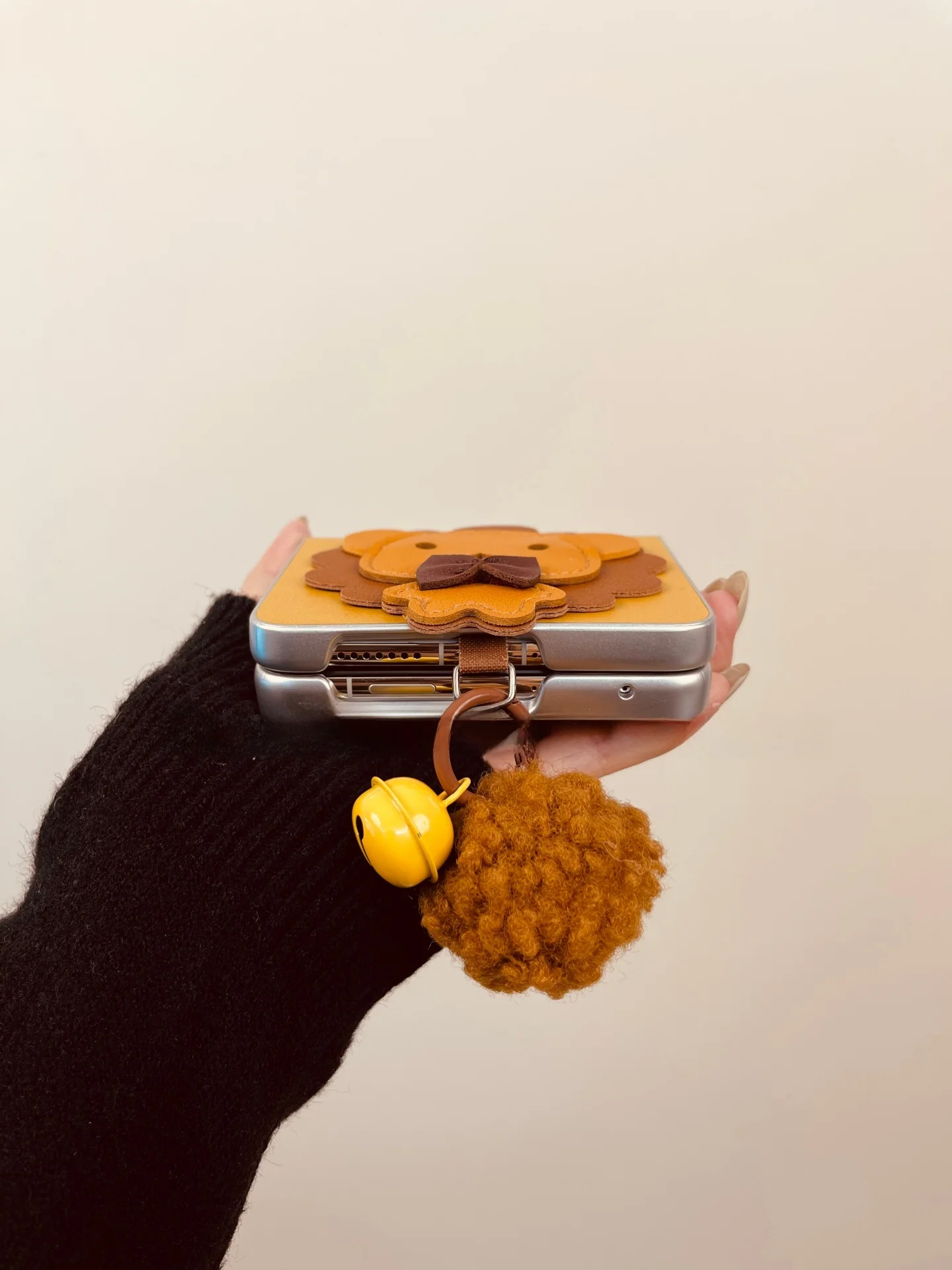 スマホケース カード入れ付き どんなのがあるの？黄くて個性的なライオンケースが通勤にぴったり！