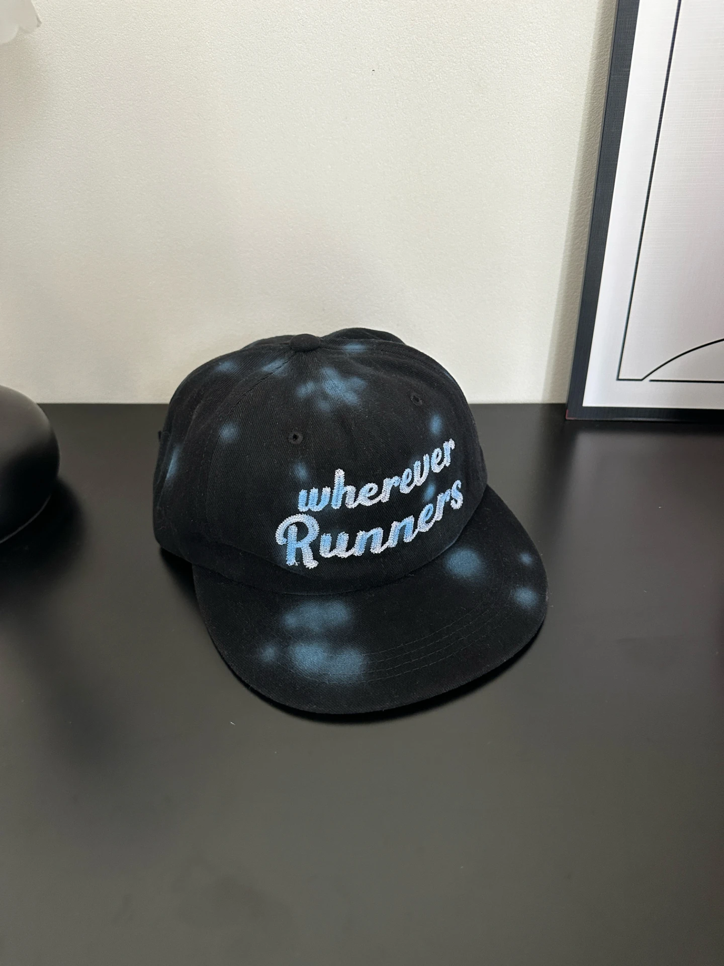 running cap とは何か：鮮やかなピンクの平ツバ帽子【ドット柄・女性用】の機能と実用性