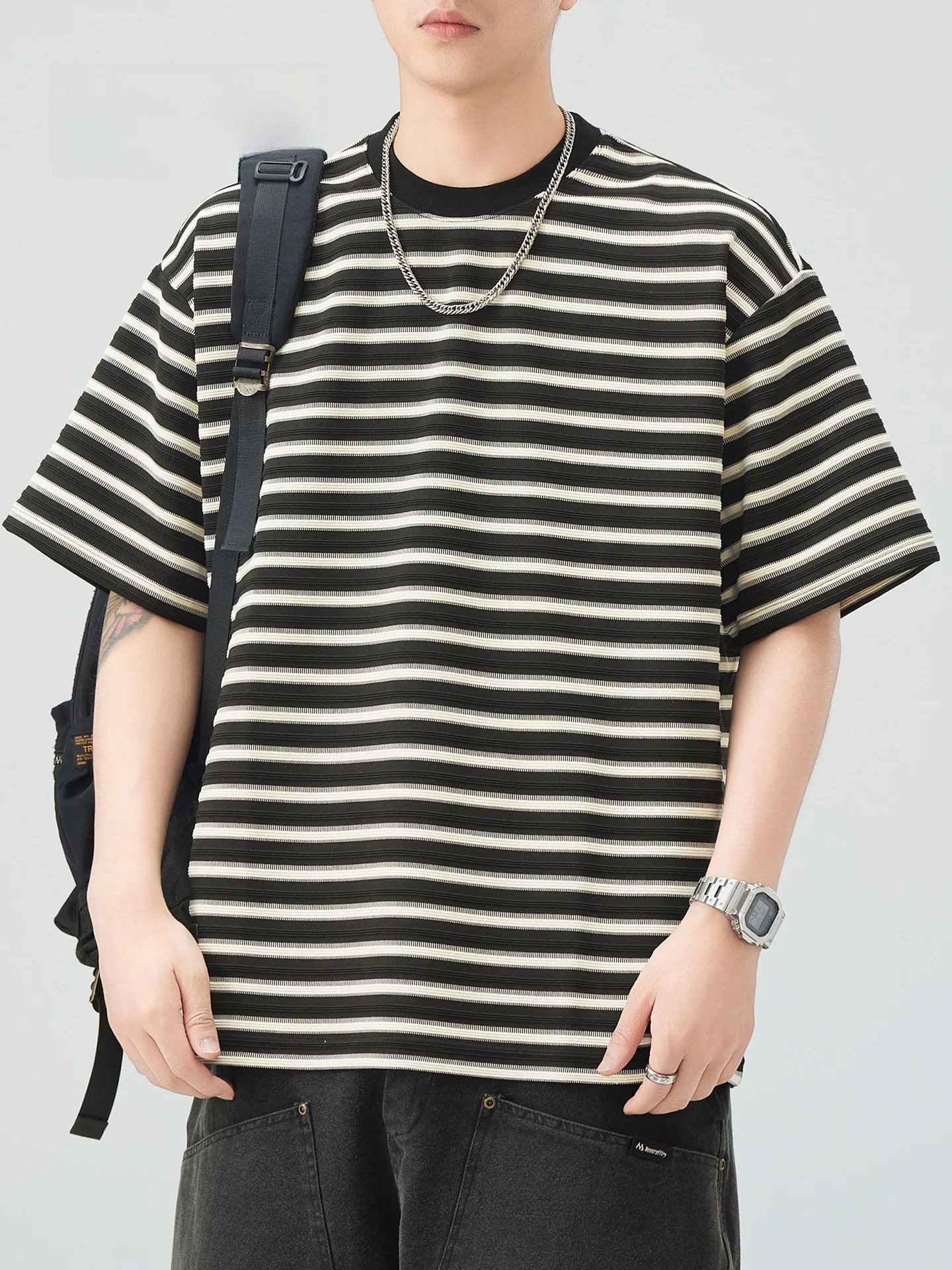 ゆるふわ系男子が愛する、夏の1着はこれ？ストライプ半袖Tシャツの選び方とリアルな使い方