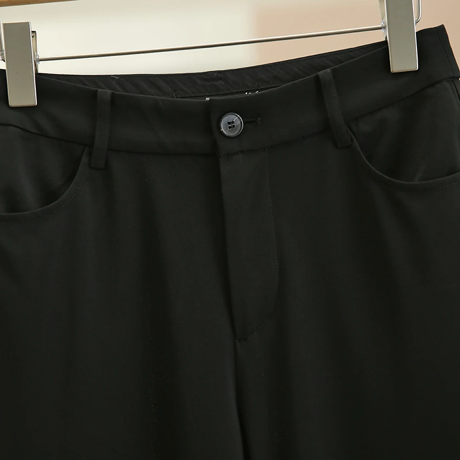 通勤スタイルの直筒ワイドパンツ：アセテート素材で快適な日常着用を実現