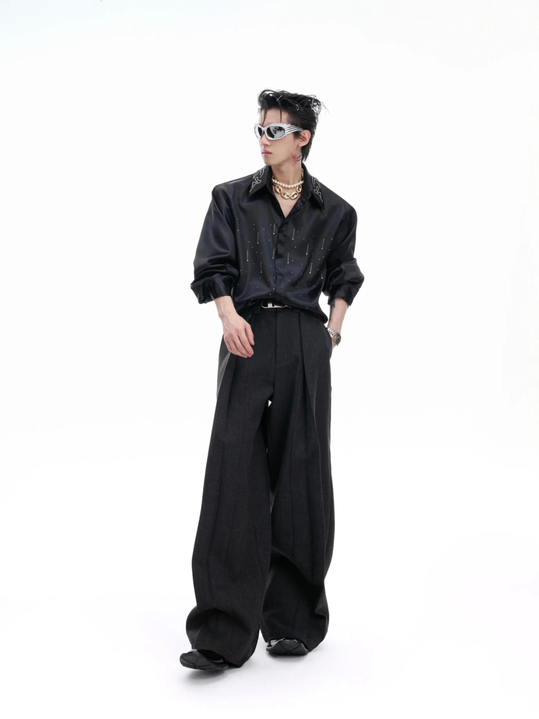 セミフォーマル 大学生 男 どんな服装がおすすめ？エレガントなシャツが通勤や授業で活躍する理由
