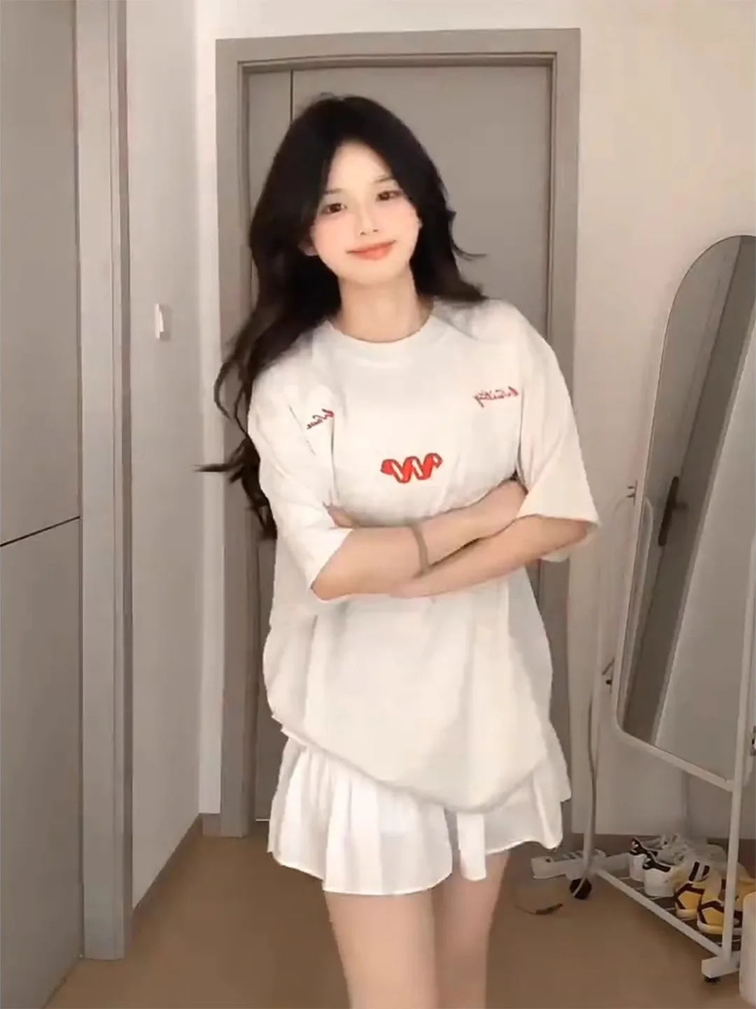 グレーのオーバーサイズ刺繍入りコットンTシャツ：カジュアル通勤スタイルの実用性とデザインバランス
