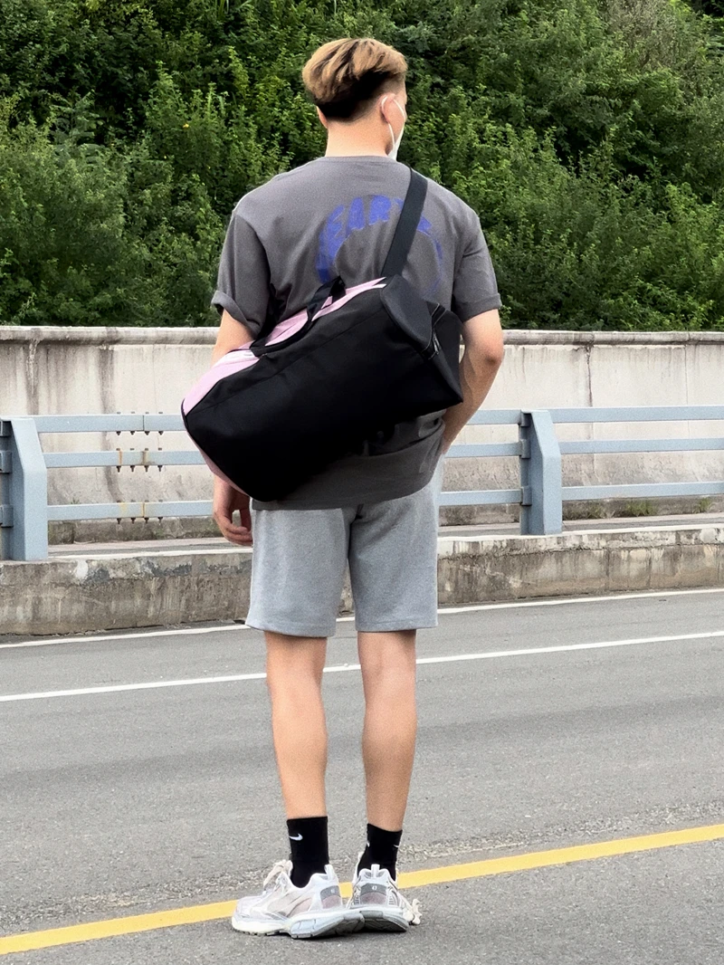 レトロデザインのカジュアルスポーツバッグはジムや旅行で実用性をどう確保するか