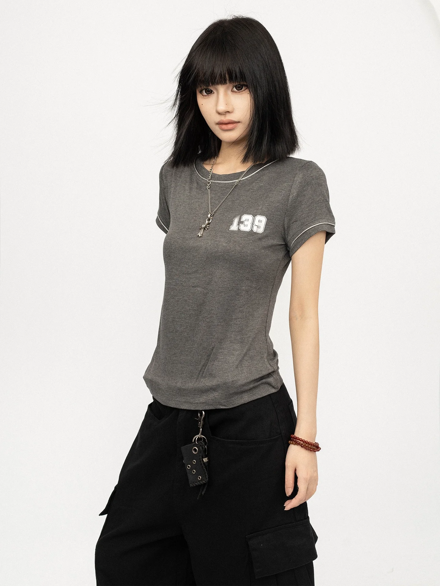 骨格ストレート tシャツはどう選ぶ？アメリカンレトロなブラックショルダーTが通勤と日常でどう活躍するのか