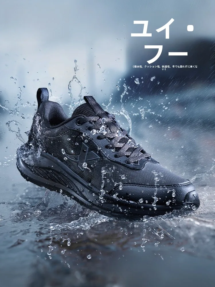 黒のランニングシューズ：防水レザーと軽量設計が実用性を実現