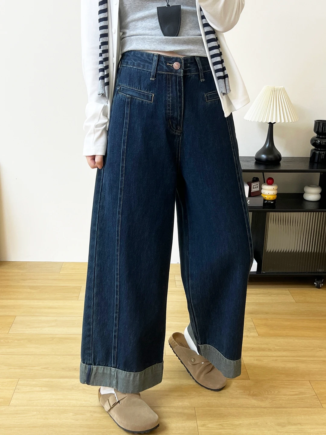 テーパードデニムのスタイルと機能：ワイドレッグデニムパンツの実用性と適用シーン