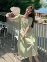 デザイン性に優れたジャガード生地の緑のワンピース【ウエストマーク・Aライン】