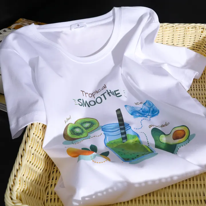 デジタルプリントの涼しげな白色Tシャツ【シルクコットン・フィットデザイン・短袖】