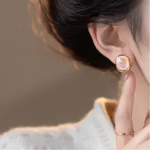 淡いピンクのパールイヤリング【フランス印象派風・軽やかで高級感あるデザイン】