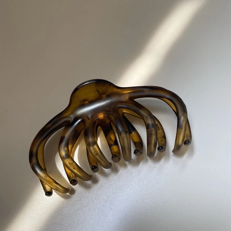 大容量ヘアクリップ：フランス風レトロデザインでトップボリュームを実現