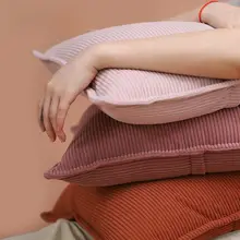 高級感ある赤いソファ用クッションカバー【取り外し可能・コーデュロイ】
