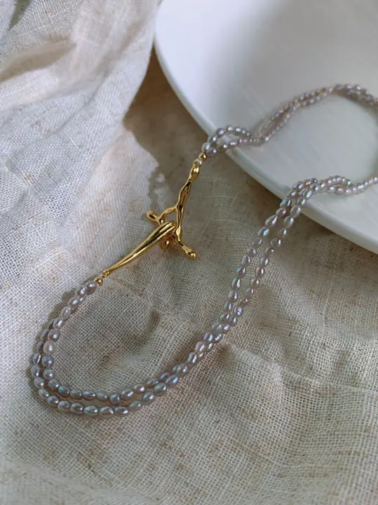 高級感ある天然グレーのバロックパール二重ツイストネックレス【首元を美しく演出】