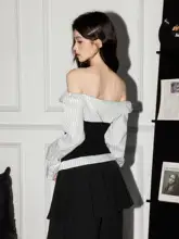 ストライプ柄の一字肩シャツ【デザイン性とスタイルアップ】