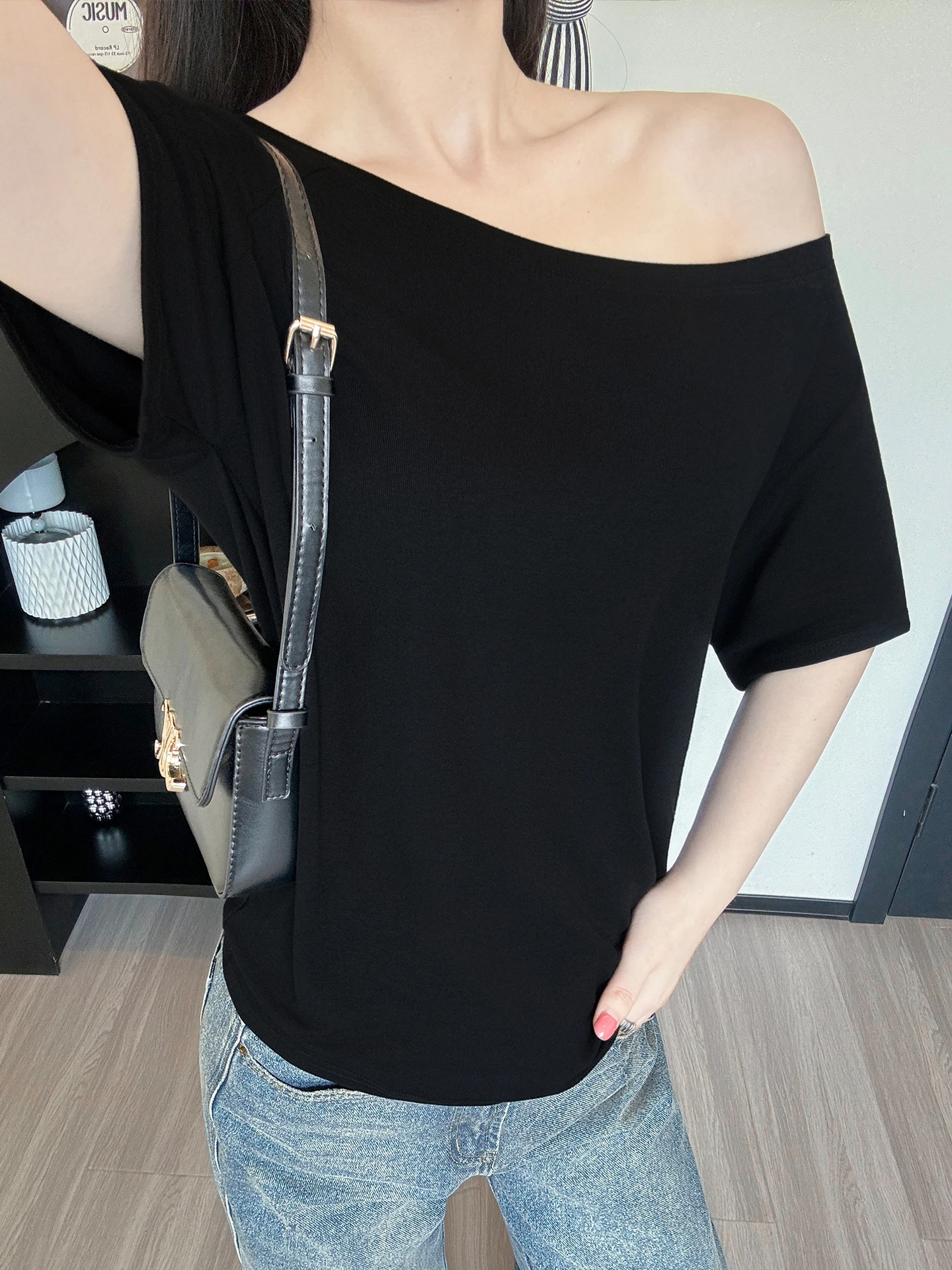 黒のオフショルダー短袖Tシャツ：春夏コーデで体型カバーとデザイン性を実現