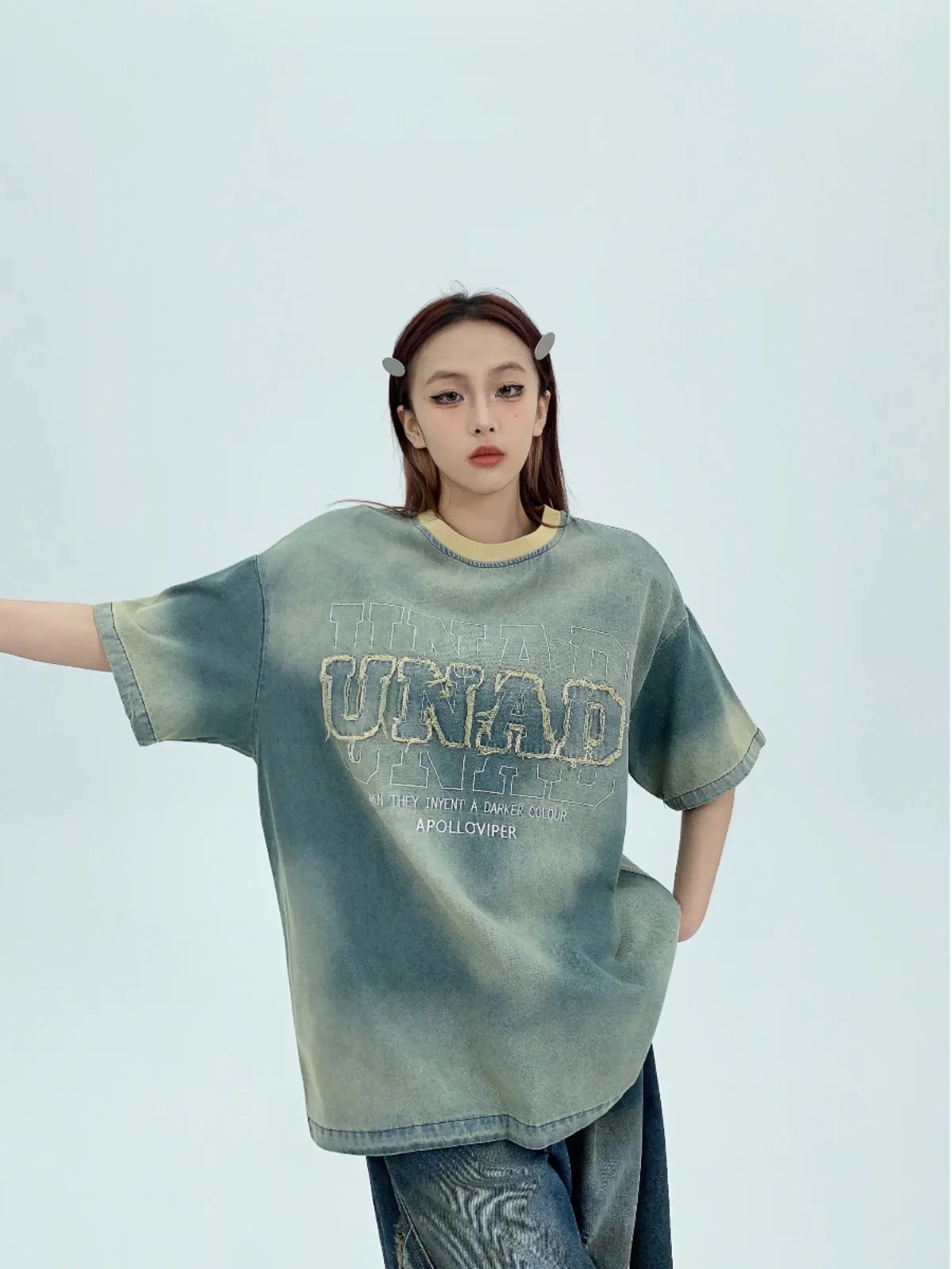 ビンテージ風刺繍デザインのデニムTシャツ：夏用オーバーサイズの実用性とデザイン特徴