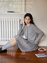 学院風の月牙型裾デザインニットカーディガンとプリーツワンピース【二点組・フロントボタン】（セットアップ対応）