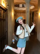 春の印象を与える異素材デザインのベスト【ゴールドトリム・コントラストカラー】