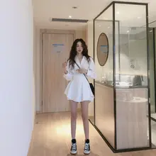 デザイン感のある白シャツとワイドパンツの女性用春夏コーディネート（セットアップ対応）