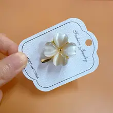 猫目石のクローバーブローチ【シンプルデザイン・可愛い・防止クリップ付き】