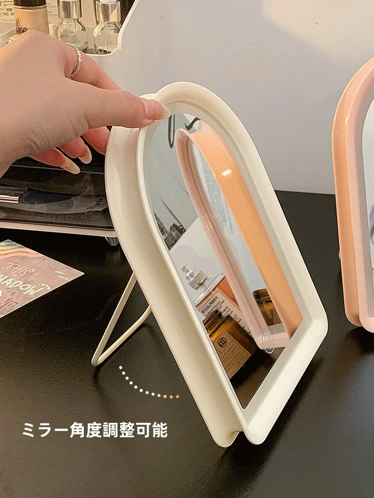 LED化粧鏡：ポータブルで使えるガーリーピンクとクリームホワイトのスリートーン照明